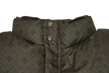 Load image into Gallery viewer, 新品未使用 CHROME HEARTS クロムハーツ CHクロス 総柄ナイロン ダウンジャケット カーキ シルバー925 サイズXL 中古 4b013073