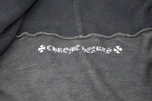 Load image into Gallery viewer, CHROME HEARTS クロムハーツ PPO MATTY BOY ロゴ プリント パーカー ダガージップ グレー サイズM 美品 中古 4b013048