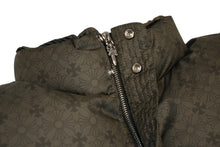 Load image into Gallery viewer, 新品未使用 CHROME HEARTS クロムハーツ CHクロス 総柄ナイロン ダウンジャケット カーキ シルバー925 サイズXL 中古 4b013073