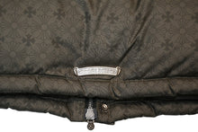 Load image into Gallery viewer, 新品未使用 CHROME HEARTS クロムハーツ CHクロス 総柄ナイロン ダウンジャケット カーキ シルバー925 サイズXL 中古 4b013073