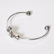 Load image into Gallery viewer, 極美品 CHROME HEARTS クロムハーツ タイニーCHクロス スキニー バングル ブレスレット 重量約10.3G 2011/.925刻印 シルバー925 中古 4b013774