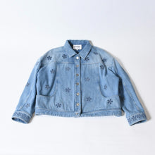 Load image into Gallery viewer, CHANEL シャネル LOOK25 デニムジャケット P76751V68780 サイズ50 ココマーク カメリア ブルー メンズサイズ 激レア 美品 中古 4b013658