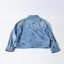 Load image into Gallery viewer, CHANEL シャネル LOOK25 デニムジャケット P76751V68780 サイズ50 ココマーク カメリア ブルー メンズサイズ 激レア 美品 中古 4b013658