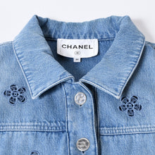 Load image into Gallery viewer, CHANEL シャネル LOOK25 デニムジャケット P76751V68780 サイズ50 ココマーク カメリア ブルー メンズサイズ 激レア 美品 中古 4b013658