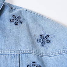 Load image into Gallery viewer, CHANEL シャネル LOOK25 デニムジャケット P76751V68780 サイズ50 ココマーク カメリア ブルー メンズサイズ 激レア 美品 中古 4b013658