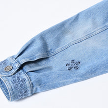 Load image into Gallery viewer, CHANEL シャネル LOOK25 デニムジャケット P76751V68780 サイズ50 ココマーク カメリア ブルー メンズサイズ 激レア 美品 中古 4b013658
