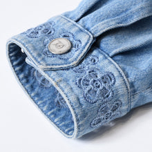 Load image into Gallery viewer, CHANEL シャネル LOOK25 デニムジャケット P76751V68780 サイズ50 ココマーク カメリア ブルー メンズサイズ 激レア 美品 中古 4b013658