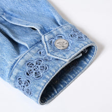 Load image into Gallery viewer, CHANEL シャネル LOOK25 デニムジャケット P76751V68780 サイズ50 ココマーク カメリア ブルー メンズサイズ 激レア 美品 中古 4b013658