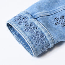 Load image into Gallery viewer, CHANEL シャネル LOOK25 デニムジャケット P76751V68780 サイズ50 ココマーク カメリア ブルー メンズサイズ 激レア 美品 中古 4b013658