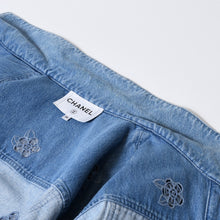 Load image into Gallery viewer, CHANEL シャネル LOOK25 デニムジャケット P76751V68780 サイズ50 ココマーク カメリア ブルー メンズサイズ 激レア 美品 中古 4b013658