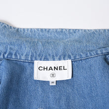 Load image into Gallery viewer, CHANEL シャネル LOOK25 デニムジャケット P76751V68780 サイズ50 ココマーク カメリア ブルー メンズサイズ 激レア 美品 中古 4b013658