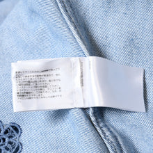 Load image into Gallery viewer, CHANEL シャネル LOOK25 デニムジャケット P76751V68780 サイズ50 ココマーク カメリア ブルー メンズサイズ 激レア 美品 中古 4b013658