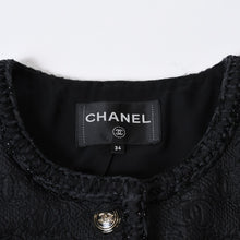 Load image into Gallery viewer, 極美品 CHANEL シャネル ツイード ジャケット P71059V62263 サイズ34 ココマークブラック 中古 4b012774