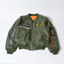 Load image into Gallery viewer, VETEMENTS ヴェトモン × ALPHA Industries アルファ レーシングロゴ ボンバージャケット UA52JA700G サイズM カーキ 美品 中古 4b013657