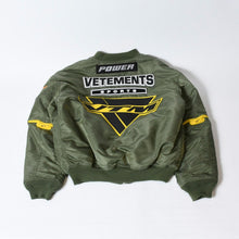 Load image into Gallery viewer, VETEMENTS ヴェトモン × ALPHA Industries アルファ レーシングロゴ ボンバージャケット UA52JA700G サイズM カーキ 美品 中古 4b013657