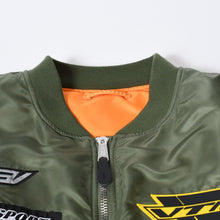 Load image into Gallery viewer, VETEMENTS ヴェトモン × ALPHA Industries アルファ レーシングロゴ ボンバージャケット UA52JA700G サイズM カーキ 美品 中古 4b013657
