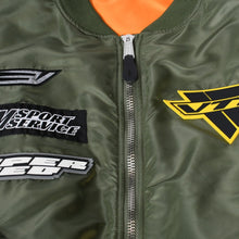 Load image into Gallery viewer, VETEMENTS ヴェトモン × ALPHA Industries アルファ レーシングロゴ ボンバージャケット UA52JA700G サイズM カーキ 美品 中古 4b013657