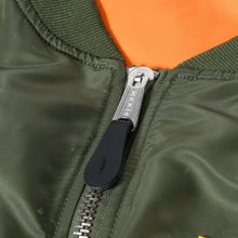 Load image into Gallery viewer, VETEMENTS ヴェトモン × ALPHA Industries アルファ レーシングロゴ ボンバージャケット UA52JA700G サイズM カーキ 美品 中古 4b013657
