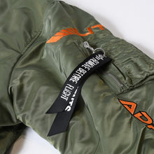 Load image into Gallery viewer, VETEMENTS ヴェトモン × ALPHA Industries アルファ レーシングロゴ ボンバージャケット UA52JA700G サイズM カーキ 美品 中古 4b013657