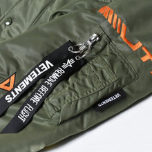 Load image into Gallery viewer, VETEMENTS ヴェトモン × ALPHA Industries アルファ レーシングロゴ ボンバージャケット UA52JA700G サイズM カーキ 美品 中古 4b013657