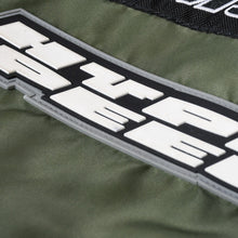 Load image into Gallery viewer, VETEMENTS ヴェトモン × ALPHA Industries アルファ レーシングロゴ ボンバージャケット UA52JA700G サイズM カーキ 美品 中古 4b013657