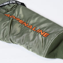 Load image into Gallery viewer, VETEMENTS ヴェトモン × ALPHA Industries アルファ レーシングロゴ ボンバージャケット UA52JA700G サイズM カーキ 美品 中古 4b013657