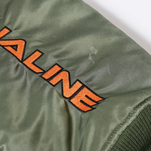 Load image into Gallery viewer, VETEMENTS ヴェトモン × ALPHA Industries アルファ レーシングロゴ ボンバージャケット UA52JA700G サイズM カーキ 美品 中古 4b013657