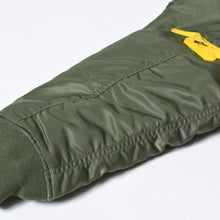 Load image into Gallery viewer, VETEMENTS ヴェトモン × ALPHA Industries アルファ レーシングロゴ ボンバージャケット UA52JA700G サイズM カーキ 美品 中古 4b013657
