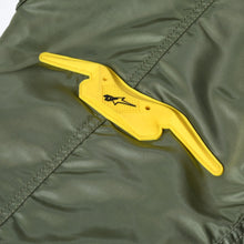 Load image into Gallery viewer, VETEMENTS ヴェトモン × ALPHA Industries アルファ レーシングロゴ ボンバージャケット UA52JA700G サイズM カーキ 美品 中古 4b013657
