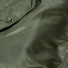 Load image into Gallery viewer, VETEMENTS ヴェトモン × ALPHA Industries アルファ レーシングロゴ ボンバージャケット UA52JA700G サイズM カーキ 美品 中古 4b013657