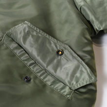 Load image into Gallery viewer, VETEMENTS ヴェトモン × ALPHA Industries アルファ レーシングロゴ ボンバージャケット UA52JA700G サイズM カーキ 美品 中古 4b013657