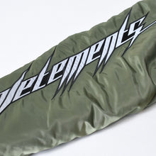 Load image into Gallery viewer, VETEMENTS ヴェトモン × ALPHA Industries アルファ レーシングロゴ ボンバージャケット UA52JA700G サイズM カーキ 美品 中古 4b013657