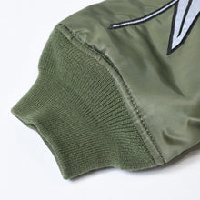Load image into Gallery viewer, VETEMENTS ヴェトモン × ALPHA Industries アルファ レーシングロゴ ボンバージャケット UA52JA700G サイズM カーキ 美品 中古 4b013657