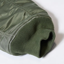 Load image into Gallery viewer, VETEMENTS ヴェトモン × ALPHA Industries アルファ レーシングロゴ ボンバージャケット UA52JA700G サイズM カーキ 美品 中古 4b013657