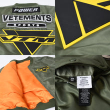 Load image into Gallery viewer, VETEMENTS ヴェトモン × ALPHA Industries アルファ レーシングロゴ ボンバージャケット UA52JA700G サイズM カーキ 美品 中古 4b013657