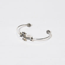 Load image into Gallery viewer, 極美品 CHROME HEARTS クロムハーツ タイニーCHクロス スキニー バングル ブレスレット 重量約10.3G 2011/.925刻印 シルバー925 中古 4b013774
