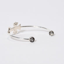 Load image into Gallery viewer, 極美品 CHROME HEARTS クロムハーツ タイニーCHクロス スキニー バングル ブレスレット 重量約10.3G 2011/.925刻印 シルバー925 中古 4b013774
