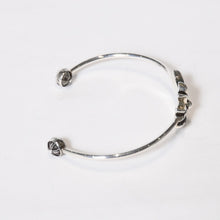 Load image into Gallery viewer, 極美品 CHROME HEARTS クロムハーツ タイニーCHクロス スキニー バングル ブレスレット 重量約10.3G 2011/.925刻印 シルバー925 中古 4b013774