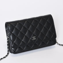 Load image into Gallery viewer, 極美品 CHANEL シャネル チェーンウォレット 長財布 AP0250 ランダム ココマーク キャビアスキン ブラック シルバー金具 中古 4b013538