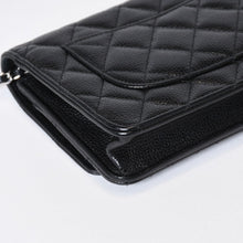 Load image into Gallery viewer, 極美品 CHANEL シャネル チェーンウォレット 長財布 AP0250 ランダム ココマーク キャビアスキン ブラック シルバー金具 中古 4b013538