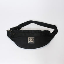 Load image into Gallery viewer, CHANEL シャネル スポーツライン ボディバッグ バムバッグ A19978 7番台 ココマーク ナイロンキャンバス ブラック 美品 中古 4b013544