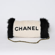 Load image into Gallery viewer, 極美品 CHANEL シャネル ハンドウォーマー チェーンショルダーバッグ ココマーク ファー シアリング アイボリー ブラック 中古 4b013527