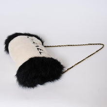 Load image into Gallery viewer, 極美品 CHANEL シャネル ハンドウォーマー チェーンショルダーバッグ ココマーク ファー シアリング アイボリー ブラック 中古 4b013527
