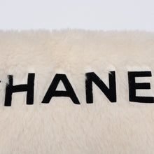 Load image into Gallery viewer, 極美品 CHANEL シャネル ハンドウォーマー チェーンショルダーバッグ ココマーク ファー シアリング アイボリー ブラック 中古 4b013527