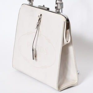 PRADA プラダ エンボスロゴ ハンドバッグ BN1099 ホワイト パテントレザー エナメル シルバー金具 美品 中古 4b013411