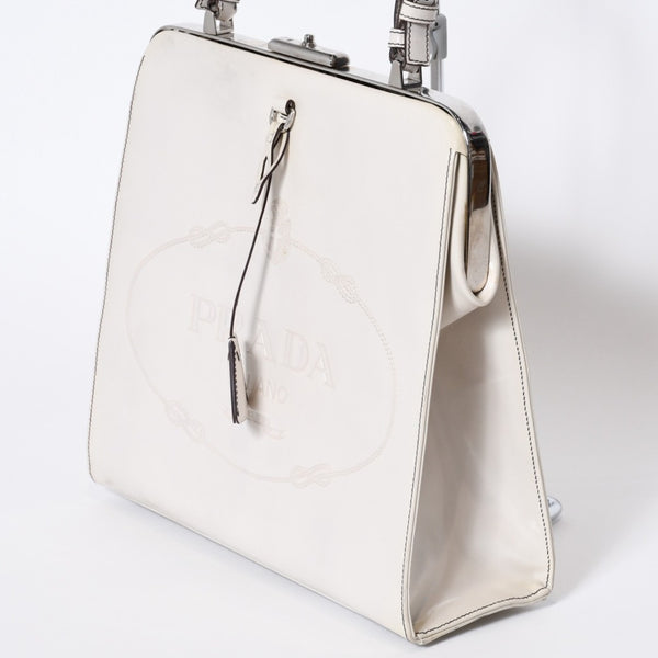 PRADA プラダ エンボスロゴ ハンドバッグ BN1099 ホワイト パテントレザー エナメル シルバー金具 美品 中古 4b013411