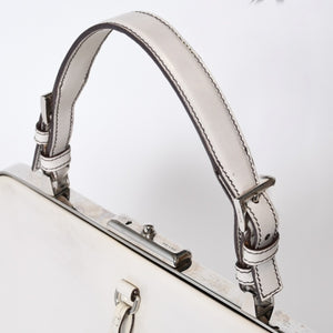 PRADA プラダ エンボスロゴ ハンドバッグ BN1099 ホワイト パテントレザー エナメル シルバー金具 美品 中古 4b013411