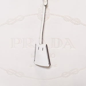 PRADA プラダ エンボスロゴ ハンドバッグ BN1099 ホワイト パテントレザー エナメル シルバー金具 美品 中古 4b013411