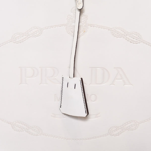 PRADA プラダ エンボスロゴ ハンドバッグ BN1099 ホワイト パテントレザー エナメル シルバー金具 美品 中古 4b013411