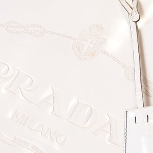 PRADA プラダ エンボスロゴ ハンドバッグ BN1099 ホワイト パテントレザー エナメル シルバー金具 美品 中古 4b013411